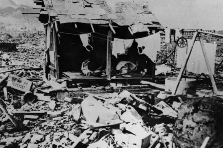 Destruição após explosão de bomba atômica em Nagasaki: ataque ao Japão completa 67 anos (Keystone/Getty Images)