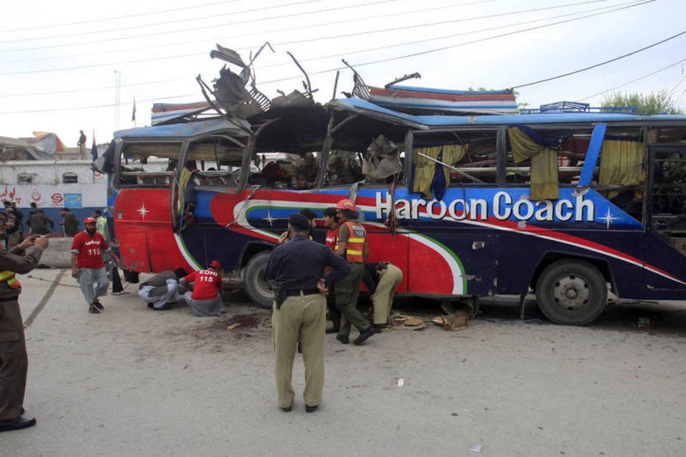 Atentado com bomba deixa ao menos 15 mortos no Paquistão