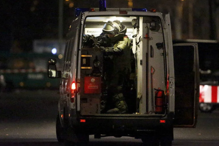 
	Policial do esquadr&atilde;o anti-bomba ap&oacute;s invas&atilde;o em um pr&eacute;dio em Berlim, na Alemanha
 (Fabrizio Bensch/Reuters)