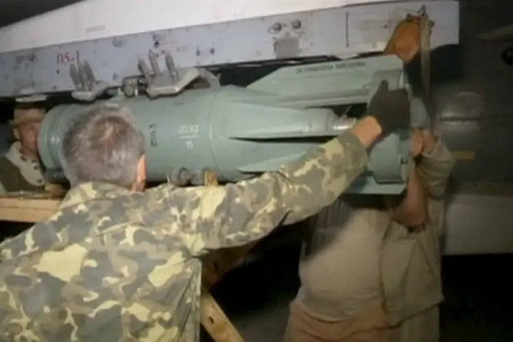 
	Foto mostra t&eacute;cnicos de assist&ecirc;ncia arrumando bomba em jato do ex&eacute;rcito russo, na S&iacute;ria
 (REUTERS/Reuters TV/Pool)
