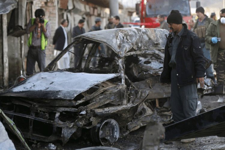 
	Policiais examinam local do ataque suicida com carros-bomba em Cabul: n&atilde;o estava claro se o ve&iacute;culo pertencia &agrave;s For&ccedil;as Armadas ou a outra entidade estrangeira
 (REUTERS/Omar Sobhani)