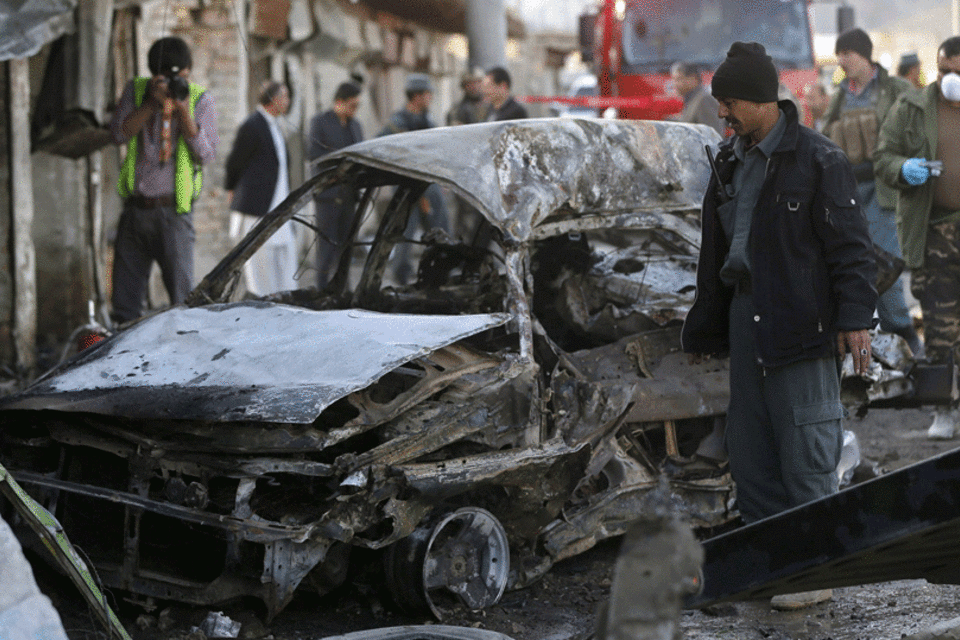 Ataques suicidas e bombas matam 15 civis no Afeganistão