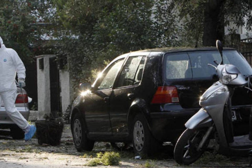 Bomba explode diante da casa de promotor público na Grécia
