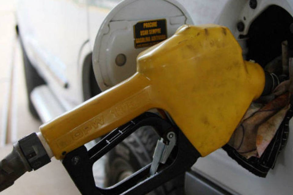 Gasolina pesa menos no IPCA-15 de abril