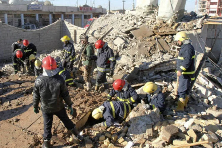 Iraquianos inspecionam um edifício destruído após um ataque suicida em Kirkuk, 250 km ao norte de Bagdá  (REUTERS/Ako Rasheed)