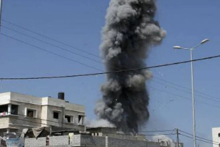 
	Fuma&ccedil;a provocada por ataque a&eacute;reo israelense contra &aacute;rea residencial na cidade de Gaza
 (AFP/ Thomas Coex)