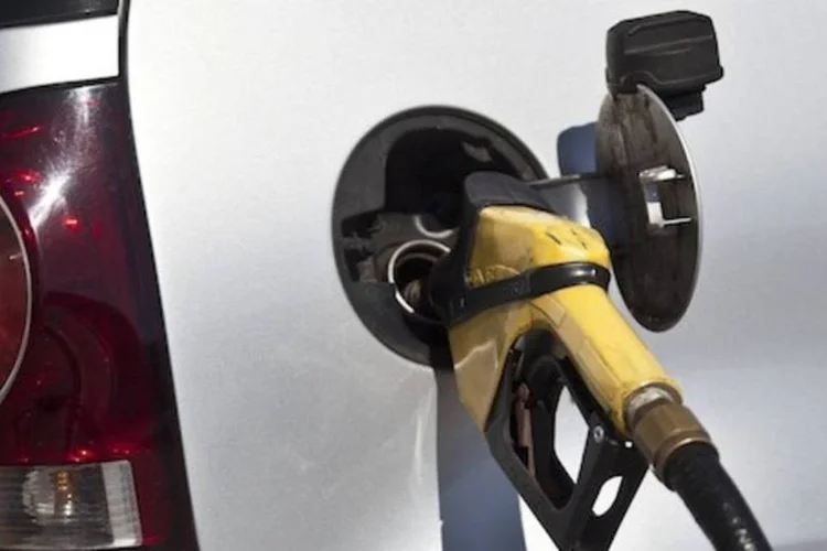 
	Bomba de gasolina: gasolina n&atilde;o era vendida com um pr&ecirc;mio nas refinarias do Brasil ante o exterior desde o in&iacute;cio de maio
 (Bloomberg)