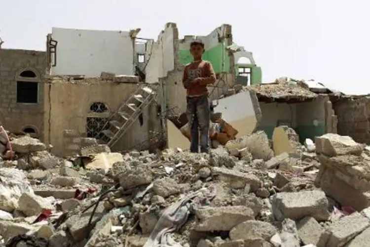 
	Escombros de casas atingidas por bombardeios: avia&ccedil;&atilde;o da coaliz&atilde;o realiza dezenas de bombardeios contra localiza&ccedil;&otilde;es dos houthis em diferentes partes do pa&iacute;s diariamente
 (Mohammed Huwais/AFP)