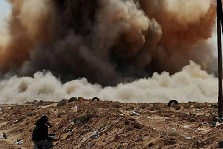 Membro da oposição Líbia vê o bombardeio das forças leais a Kadafi (Roberto Schmidt/AFP)
