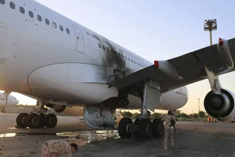 Jato danificado por um bombardeio no Aeroporto Internacional de Trípoli, na Líbia (Hani Amara/Reuters)
