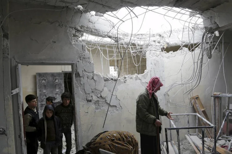 
	S&iacute;ria: &quot;N&atilde;o entendo por que teriam que parar estes bombardeios a&eacute;reos&quot;, afirmou Lavrov
 (Khalil Ashawi / Reuters)