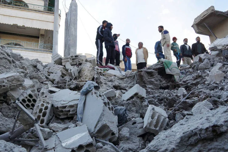 
	Bombardeio russo: a prov&iacute;ncia bombardeada est&aacute; controlada quase totalmente pelo Frente al Nusra, filial da Al Qaeda neste pa&iacute;s
 (Alaa Al-Faqir / Reuters)