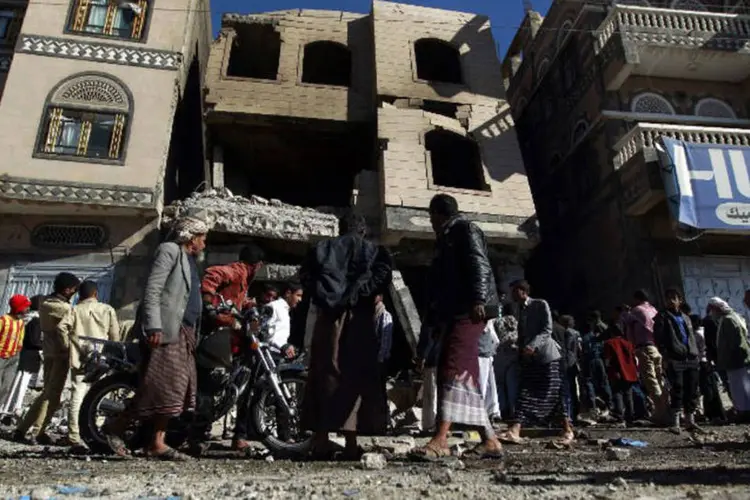 
	Bombardeio: os dois andares da casa afundaram e os socorristas tiraram os corpos de uma mulher e de uma crian&ccedil;a
 (Mohammed Huwais / AFP)
