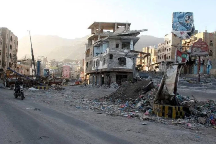 
	I&ecirc;men: &quot;Este &eacute; o maior massacre at&eacute; o momento contra as for&ccedil;as pr&oacute;-Hadi&quot;, afirmou uma fonte militar
 (Anees Mahyoub / Reuters)