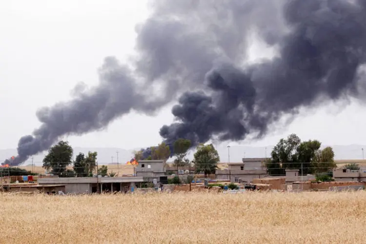 Iraque: "Um helicóptero do tipo Cougar em que viajavam 13 militares se caiu pouco após decolar" (Ako Rasheed/Reuters)