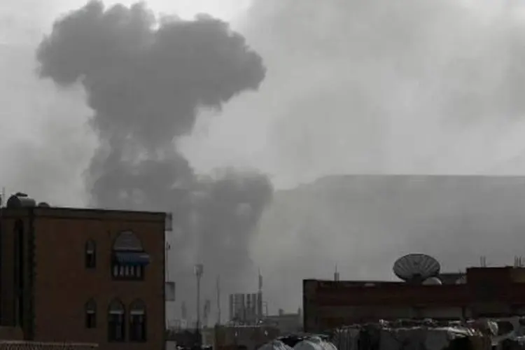 Fumaça é vista em Sana, após ataques aéreos da coalizão liderada pela Arábia Saudita contra os rebeldes xiitas huthi (Mohammed Huwais/AFP)