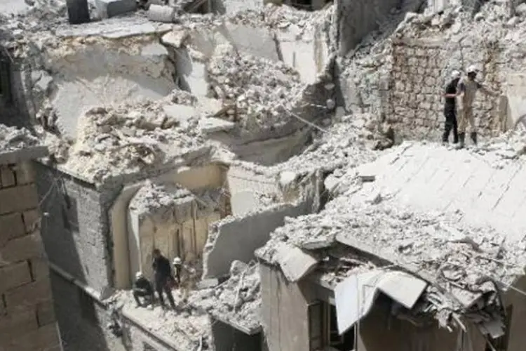 Prédios destruídos após bombardeio do regime sírio na cidade de Aleppo (AFP/ ZEIN AL-RIFAI)