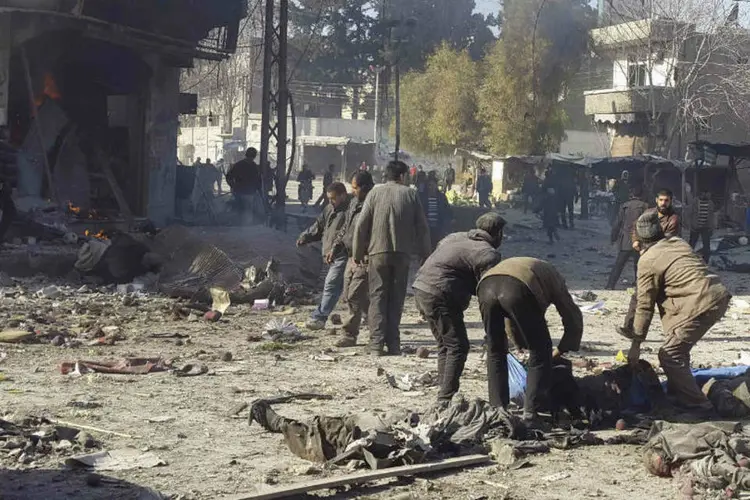 
	Corpos ap&oacute;s ataque em Ghouta: mais de 200 mil morreram desde in&iacute;cio do conflito na S&iacute;ria, diz ONU
 (Msallam Abd Albaset/Reuters)