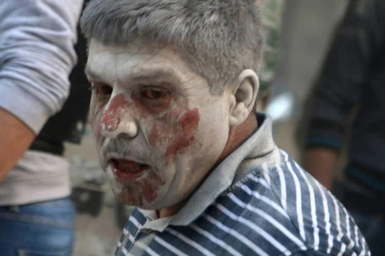 
	Homem ferido em bombardeio nas proximidades de Aleppo
 (REUTERS/Abdalrhman Ismail)