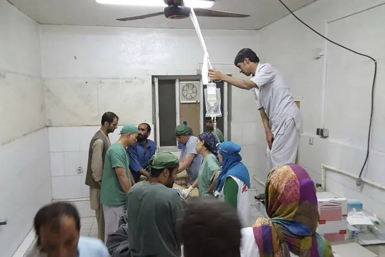 
	Cirurgi&otilde;es afeg&atilde;os trabalham ap&oacute;s bombardeio a hospital na cidade de Kunduz
 (REUTERS/Medecins Sans Frontieres/Handout)