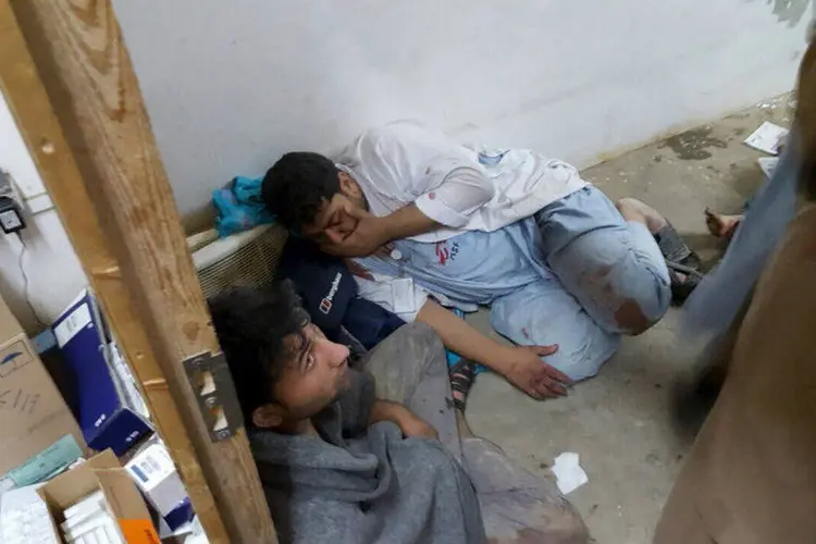 
	M&eacute;dico afeg&atilde;o ap&oacute;s bombardeio em hospital em Kunduz
 (REUTERS/Medecins Sans Frontieres/Handout)