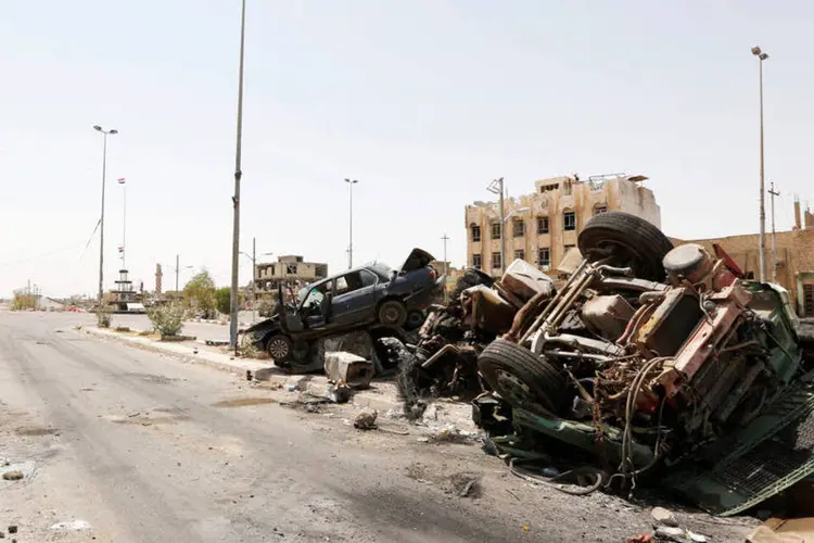 
	Bombardeios: em pleno deserto, dezenas de picapes, caminhonetes e caminh&otilde;es foram destru&iacute;dos quando se dirigiam &agrave;s zonas que o EI ainda controla no Iraque e na vizinha S&iacute;ria
 (Ahmed Saad / Reuters)