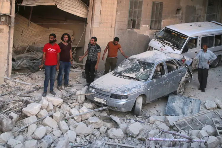 
	Bombardeios: a avia&ccedil;&atilde;o do regime de Bashar al-Assad lan&ccedil;ou dezenas de barris de explosivos contra alguns bairros
 (Abdalrhman Ismail / Reuters)