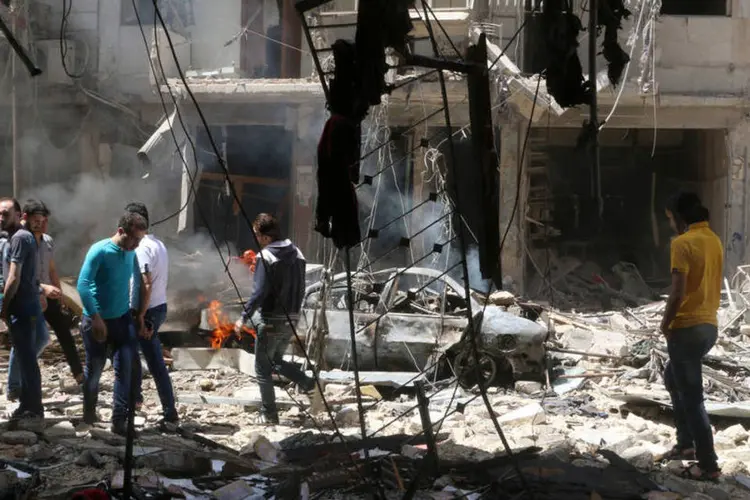 
	Aleppo: mais violento do que de costume, o ataque se concentrou nas escolas de artilharia e de armamento que ficam ao sudoeste da cidade
 (Abdalrhman Ismail / Reuters)