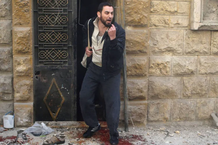
	Aleppo: mais de 200 civis morreram em uma semana em &aacute;reas controladas pelo regime e rebeldes em Aleppo
 (Abdalrhman Ismail / Reuters)