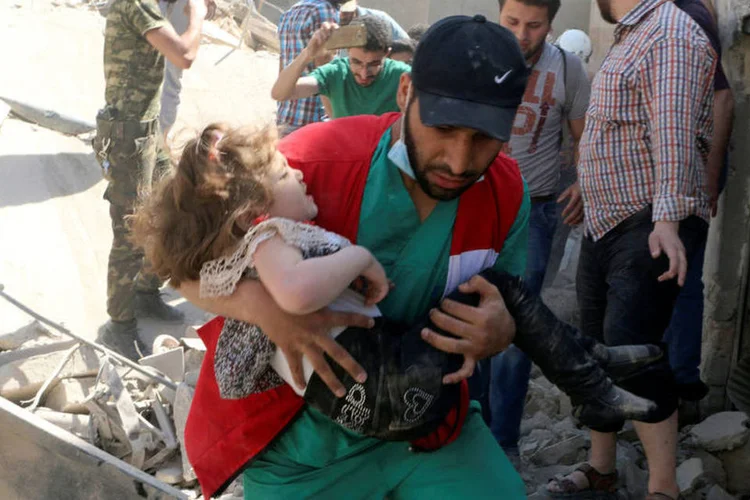 
	Bombardeios: um comboio de ajuda humanit&aacute;ria foi atingido por uma rodada de morteiros pr&oacute;ximo a Homs nesta semana
 (Abdalrhman Ismail / Reuters)