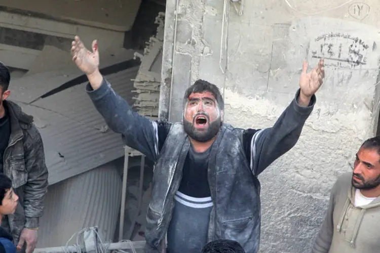
	Bombardeio: estes ataques ocorrem em meio a um cessar-fogo na S&iacute;ria, aceito pelo governo de Damasco e a principal alian&ccedil;a opositora
 (Abdalrhman Ismail / Reuters)