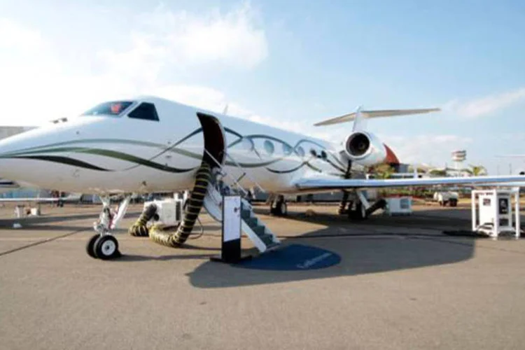 
	A Bombardier tamb&eacute;m vendeu uma d&uacute;zia de seu maior jato executivo, o Global 8000, para um cliente n&atilde;o divulgado, em um neg&oacute;cio estimado em 804 milh&otilde;es d&oacute;lares
 (Rafael Cusato)