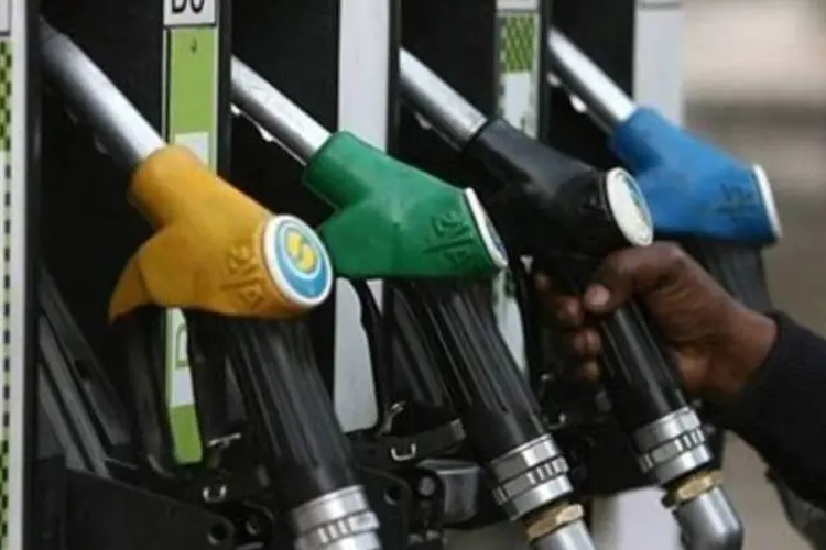 Os preços da gasolina aumentaram em 20 centavos de dólar no mês passado. Isso provocou queda no índice de confiança do consumidor  (AFP)