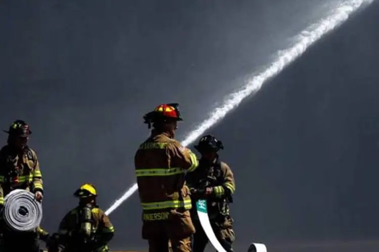 Bombeiros: durante parte da manhã, o Corpo de Bombeiros fez o trabalho de rescaldo no local (Getty Images)