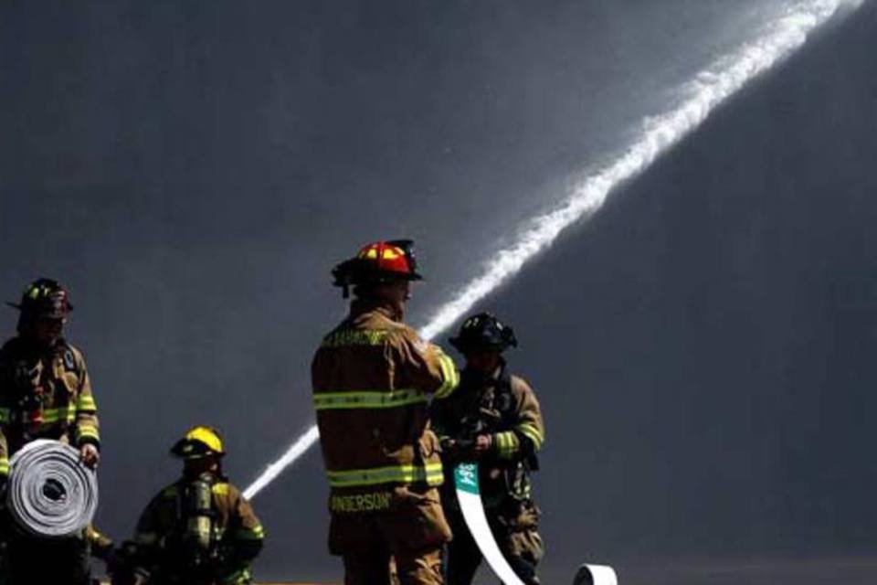 Fogo em galpão no RJ queima 45 mil toneladas de lubrificante