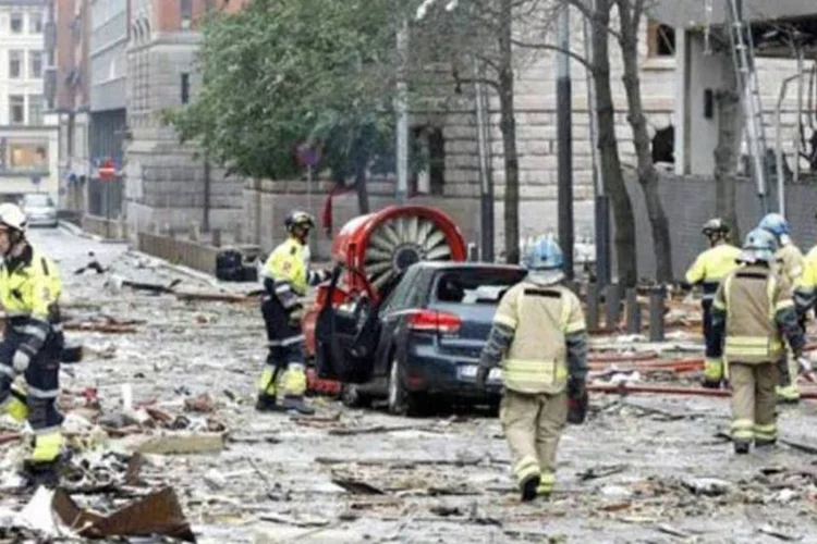 Bombeiros na área próximo a sede do governo, onde ocorreu a explosão  (Roald Berit/AFP)
