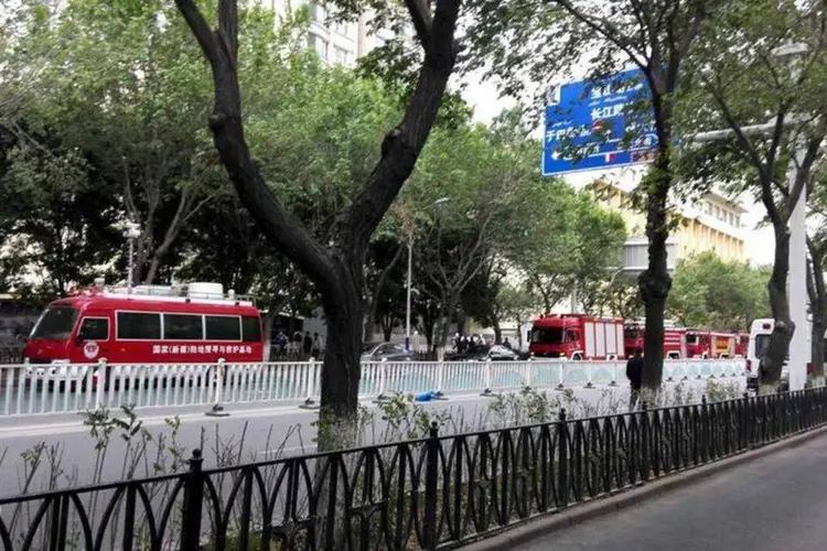 Caminhões de bombeiros em local de ataque: China classificou ataque como um "sério incidente violento terrorista"  (CNS/Reuters)