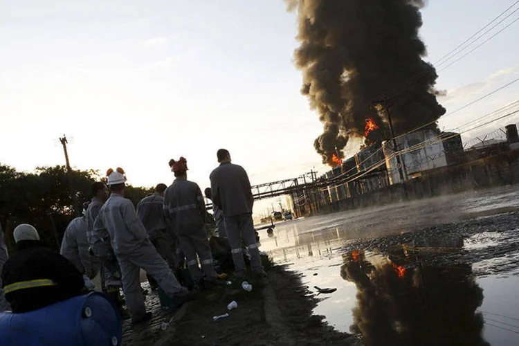 
	Bombeiros observam inc&ecirc;ndio no p&aacute;tio da Ultracargo, em Santos: a Ultracargo possui um total de 175 tanques no terminal portu&aacute;rio
 (REUTERS/Nacho Doce)