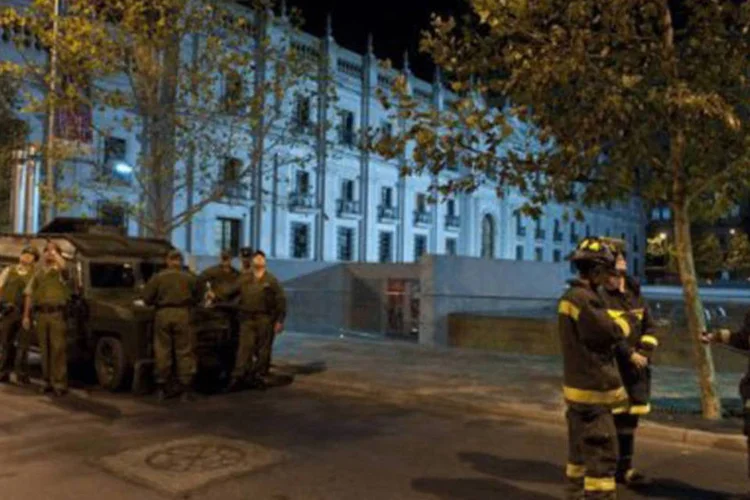 Bombeiros em alerta por terremoto: o levantamento oficial sobre o número de feridos e os danos causados pelo tremor de ontem ainda não foi concluído (Claudio Santana/AFP)