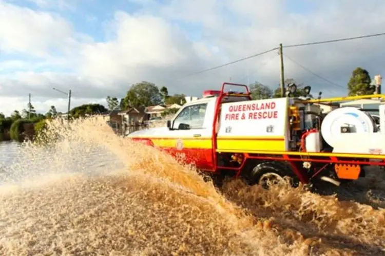 Caminhão dos bombeiros tenta atravessar inundação em Queensland, na Austrália (Dan Proud Photography/Getty Images)
