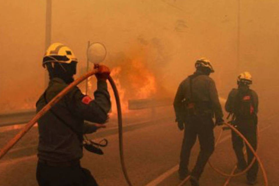 Famílias passam noite em galpão depois de incêndio em favela