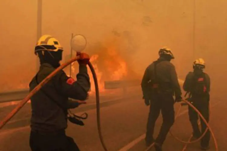 
	Bombeiros lutam contra as chamas: segundo o Corpo de Bombeiros, entre 2007 e 2011 ocorreram 262 inc&ecirc;ndios em favelas da cidade de S&atilde;o Paulo
 (Joan Castro/AFP)