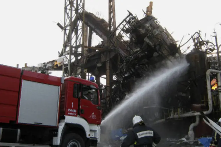 Bombeiros apagam fogo em refinaria de petróleo na Rússia: acidente se deve a explosão (Krasnoyarsk regional department of the Russian Emergencies Ministry)