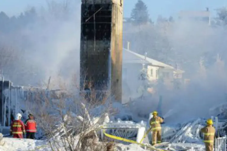 Bombeiros canadenses apagam o incêndio que atingiu um asilo, em Quebec: 30 pessoas continuam desaparecidas (Remi Senechal/AFP)