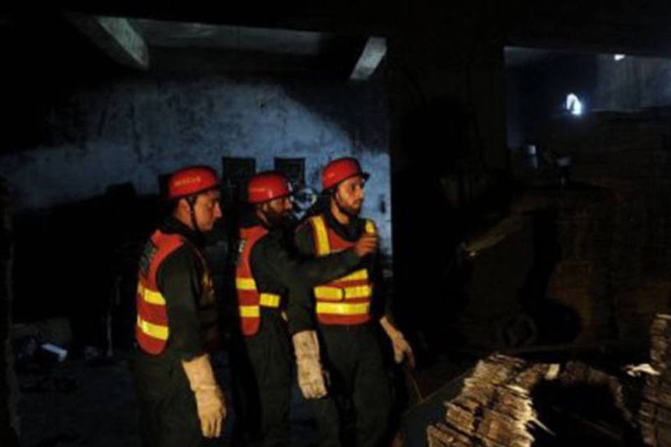 Pelo menos 240 morrem em incêndio de fábrica no Paquistão