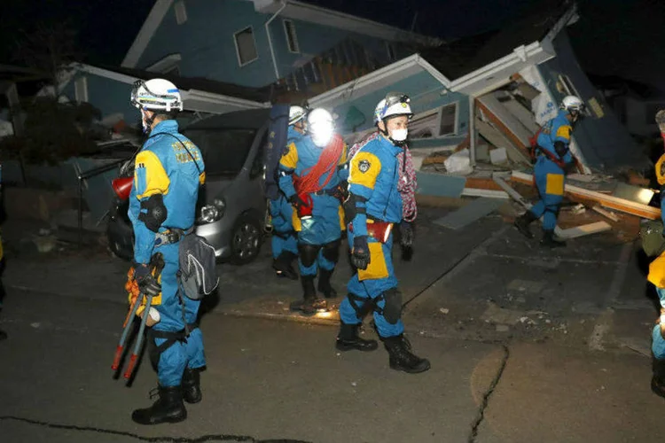 
	Terremotos: com a chuva e frio esperados para esta noite, a urg&ecirc;ncia no resgate &eacute; ainda maior
 (Kyodo/ Reuters)