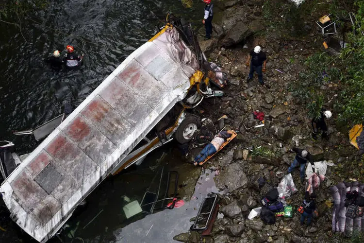 
	Acidente: o ve&iacute;culo que levava um time amador de futebol caiu de uma ponte de mais de 30 metros
 (Reuters/Yahir Ceballos)