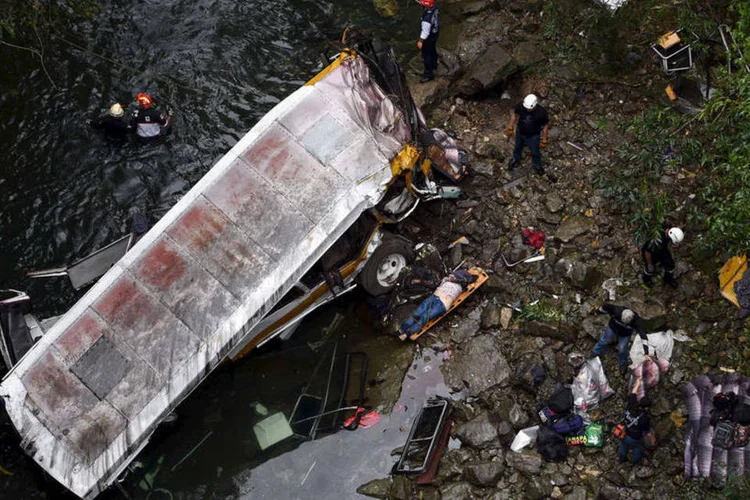 
	Acidente: o ve&iacute;culo que levava um time amador de futebol caiu de uma ponte de mais de 30 metros
 (Reuters/Yahir Ceballos)