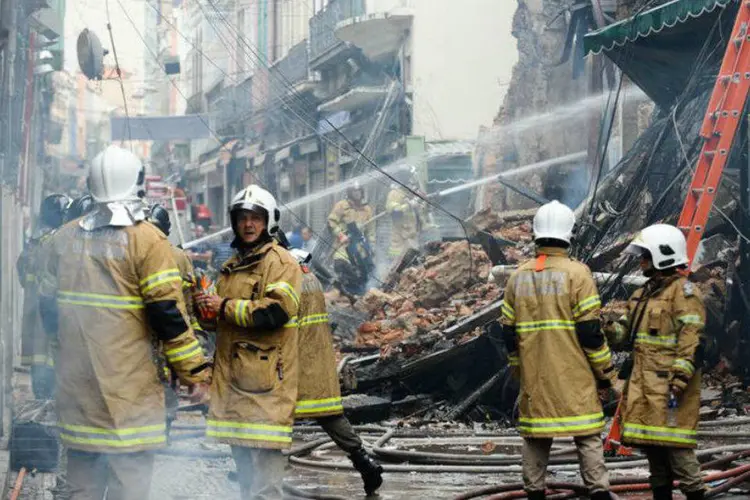 
	Bombeiros tratam de apagar inc&ecirc;ndio que atingiu lojas do Saara no centro do Rio
 (Tomaz Silva/Agência Brasil)