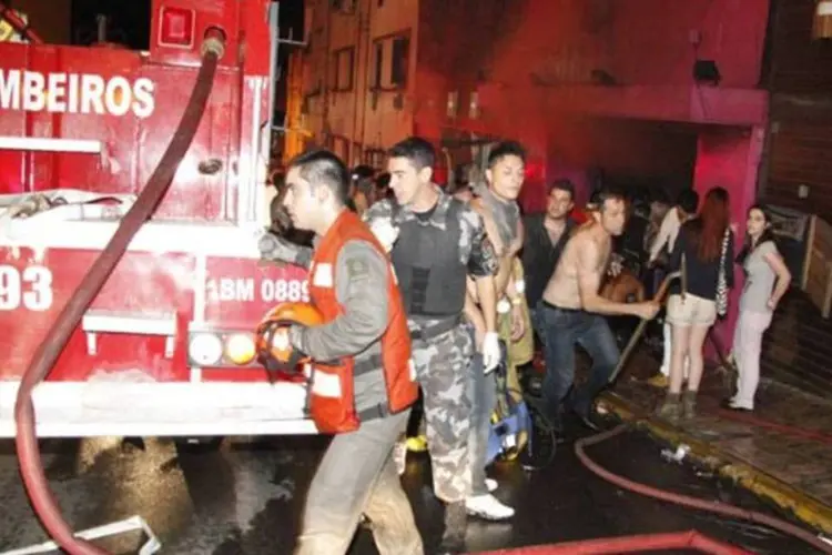 
	Bombeiros inc&ecirc;ndio em Santa Maria: sobre os extintores, os bombeiros ressaltam que a documenta&ccedil;&atilde;o apresentada comprova a validade dos equipamentos at&eacute; outubro de 2013
